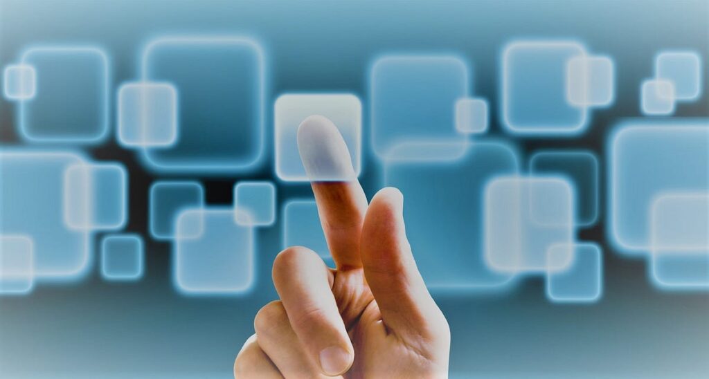 image type minority report représentant un organigramme qu'une main humaine est en train de mettre à jour